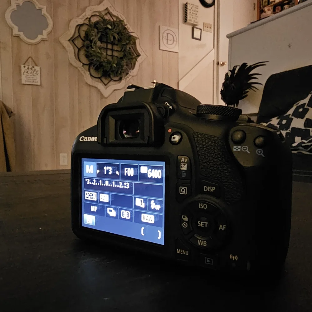 Canon T7, black